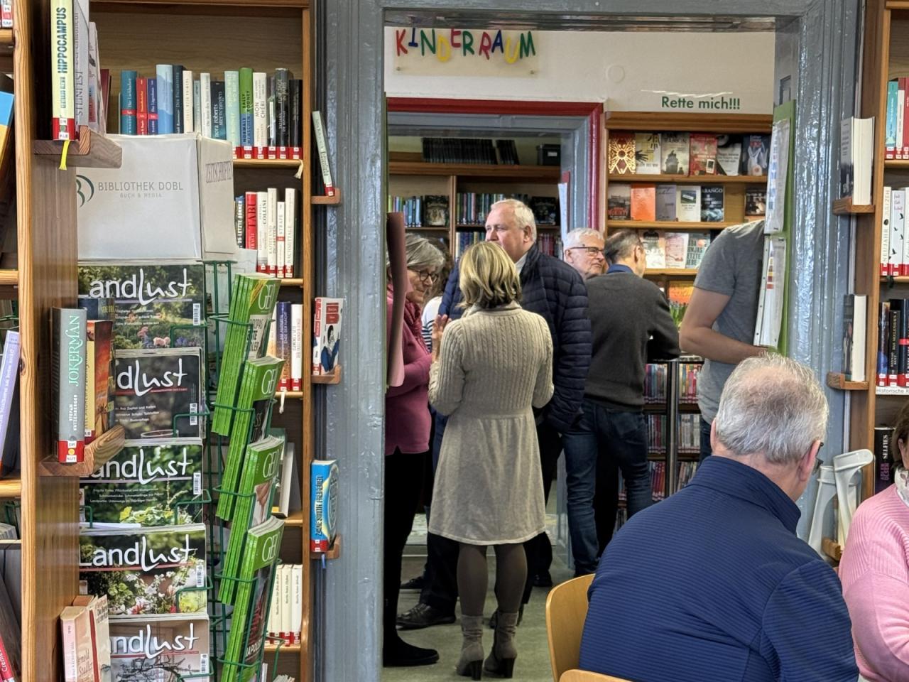 Besucher der Bibliothek Dobl beim Bibliothekskaffee im März
