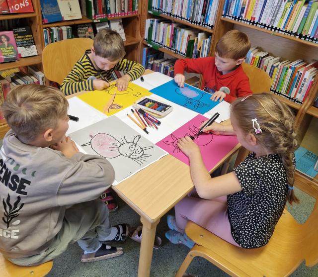 4 Kinder malen ihre Schweinehasen