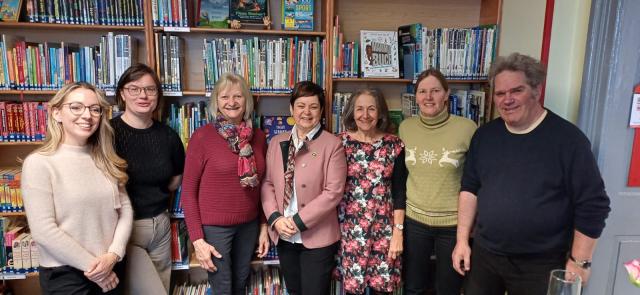 Das Bibliotheksteam und Frau Bürgermeisterin