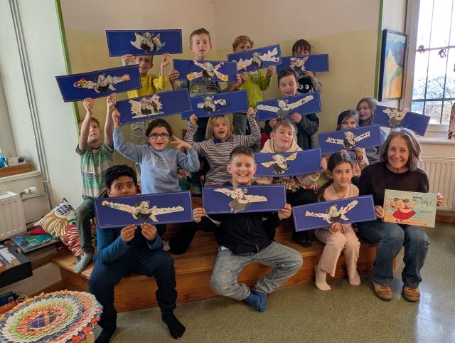 Die Volksschulkinder präsentieren ihre Engel-Kunstwerke