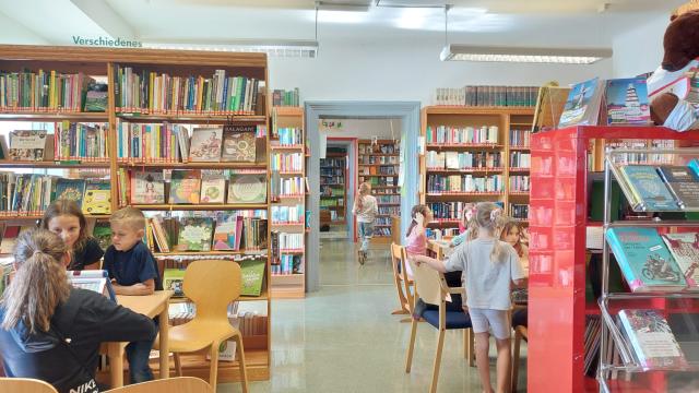 Stadt-Land-Spielt in der Bibliothek Dobl-Zwaring