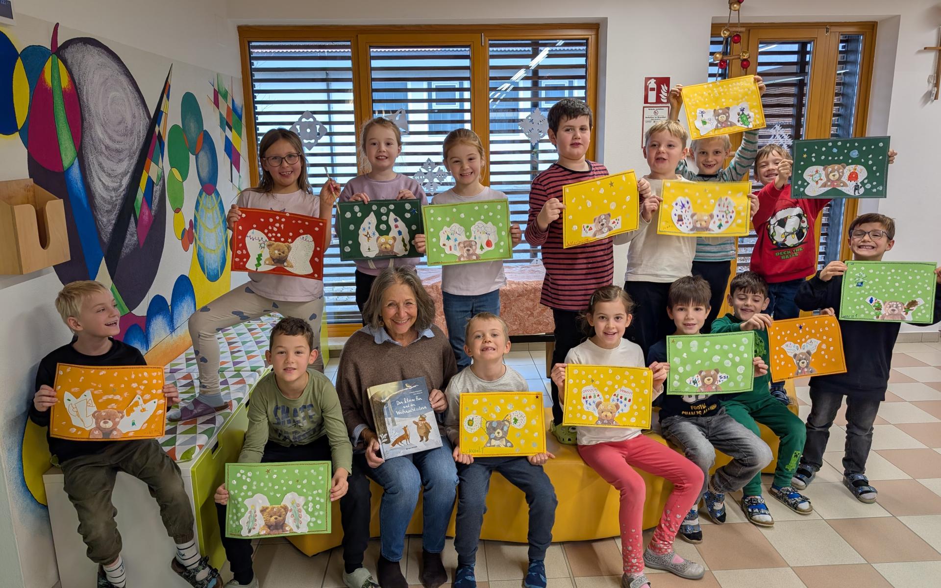 Die Schulkinder aus Zwaring-Pöls präsentieren ihre Bärenengel