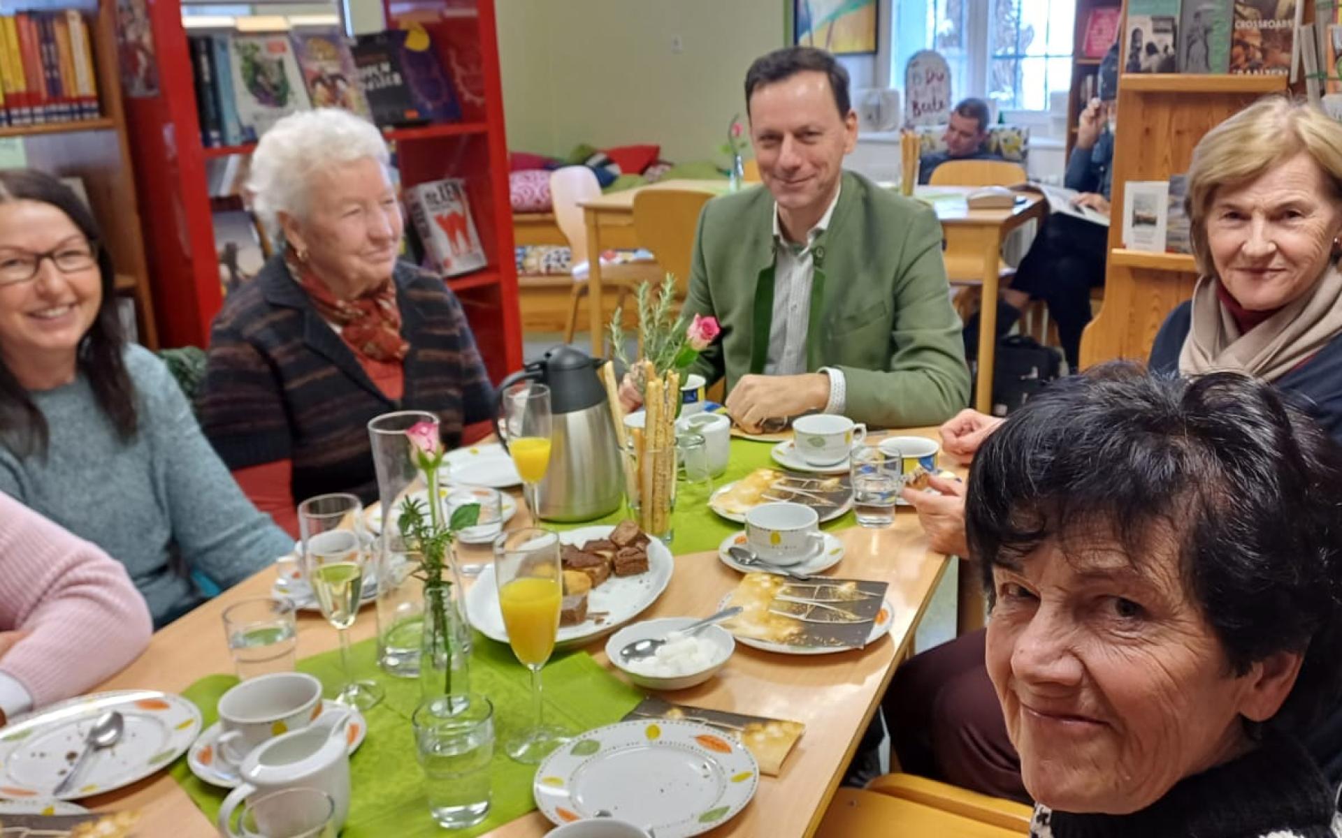 NR Ernst Gödl mit einigen Besucher*innen