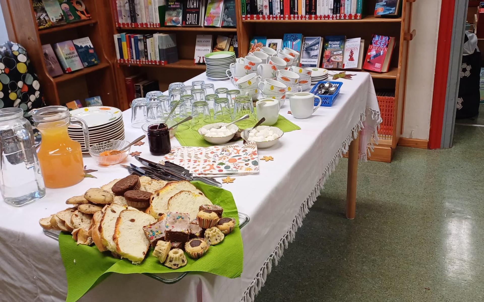 Aufgedeckter Tisch für Bibliothekskaffee