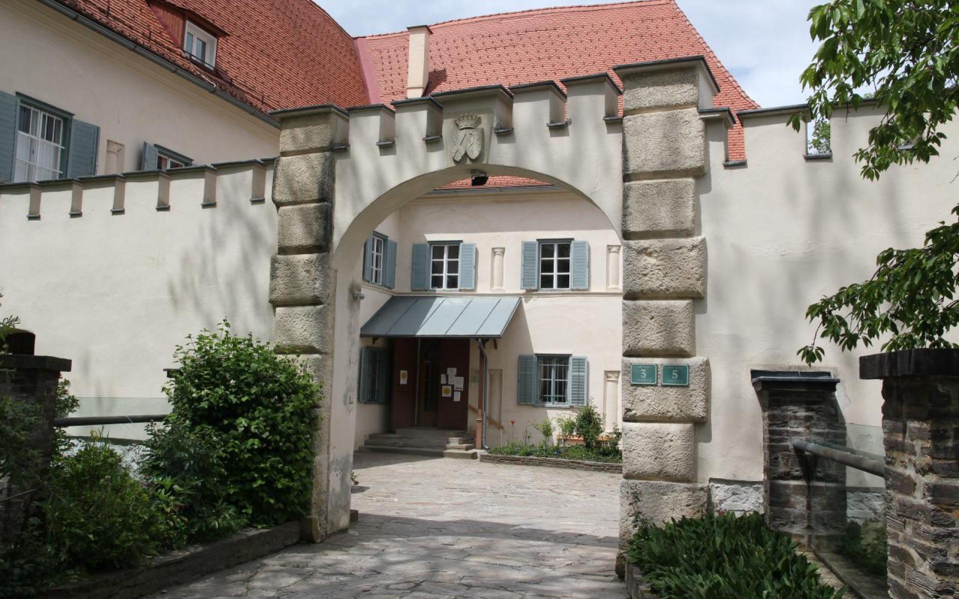 Blick auf den Eingang der Bibliothek Dobl