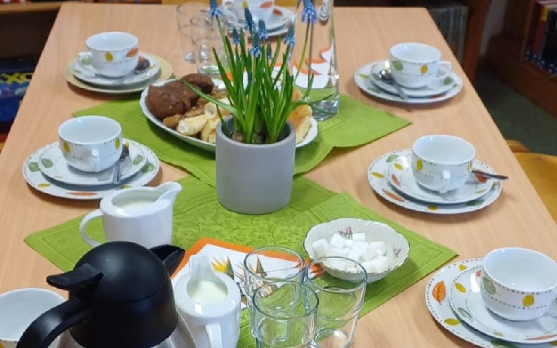 Gedeckter Tisch beim Bibliothekskaffee