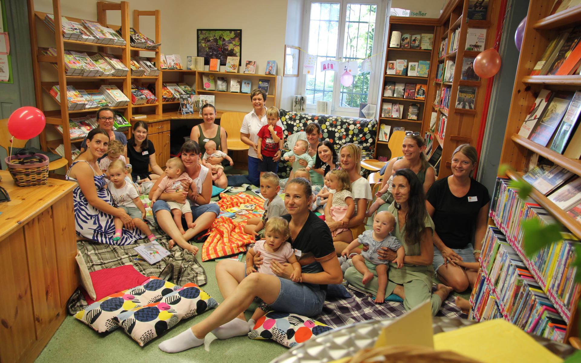 Gruppenbild Baby-Frühstück Bibliothek Dobl-Zwaring
