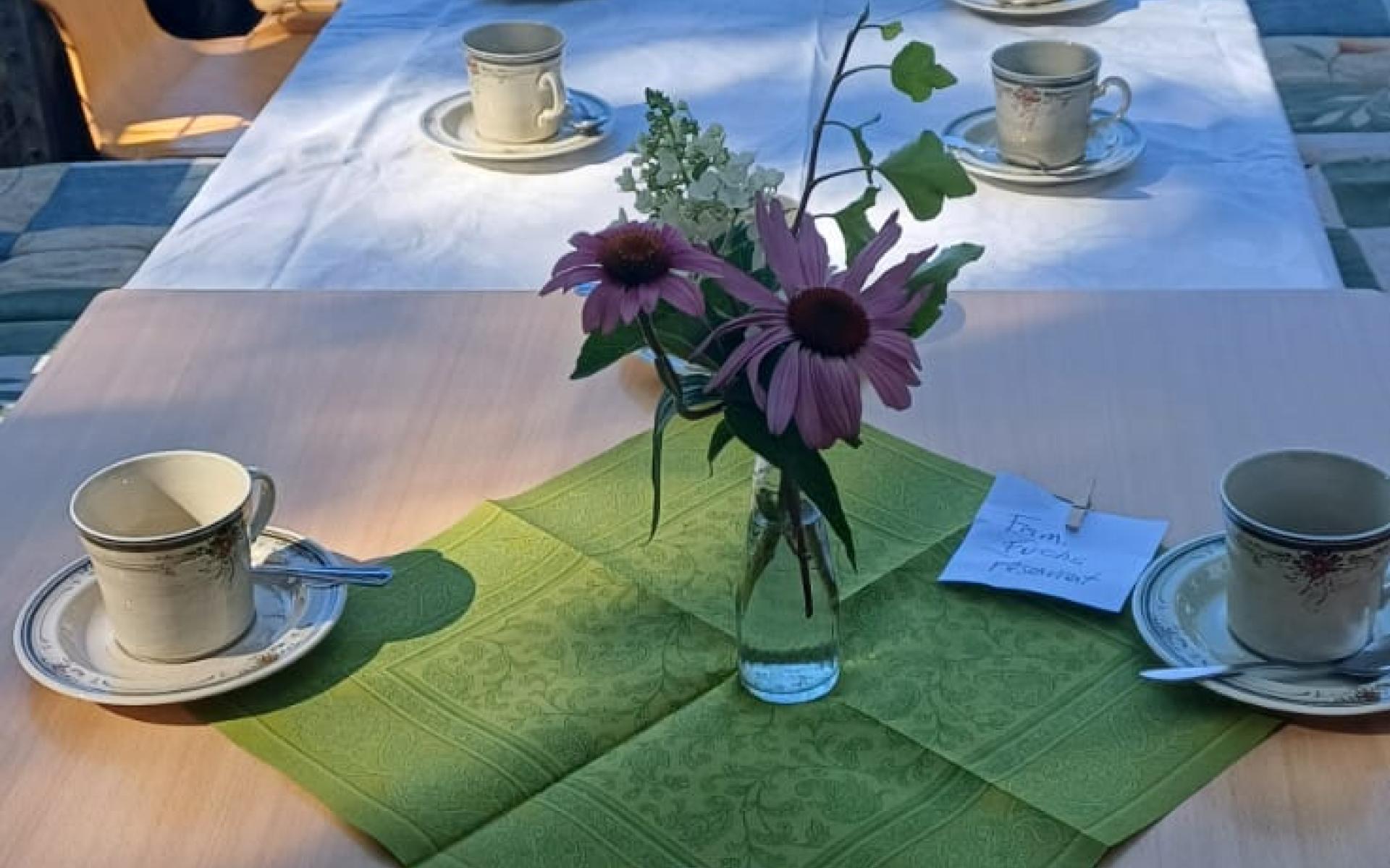 Gedeckter Tisch auf der Terrasse beim Bibliothekskaffee in Dobl